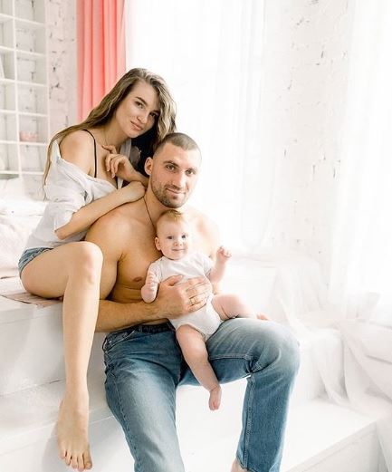 <br />
					Украинский супертяж показал красавицу-жену и маленького сына на фотосессии                